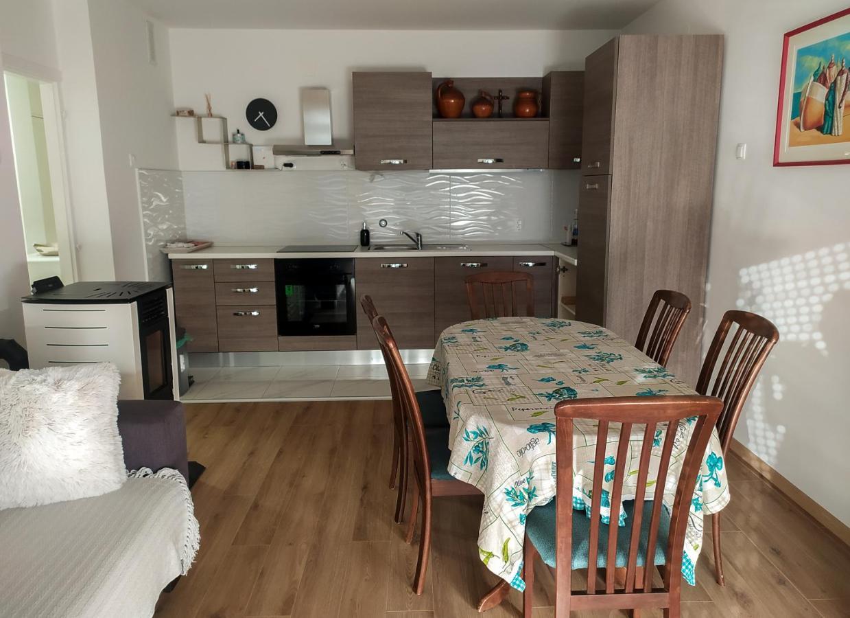 Novouredeni Stan S Balkonom I Pogledom Na More Senj  Eksteriør billede